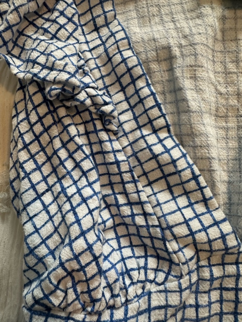 Universal Thread Blue grid v neck - Picture 2 of 3